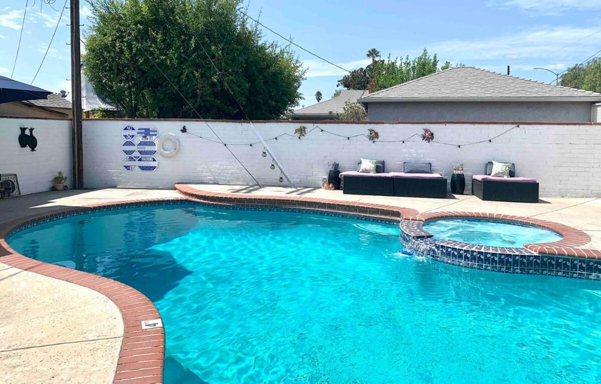Tranquil Poolside Oasis With Bbq And Serene Ambiance Holiday home Los Angeles