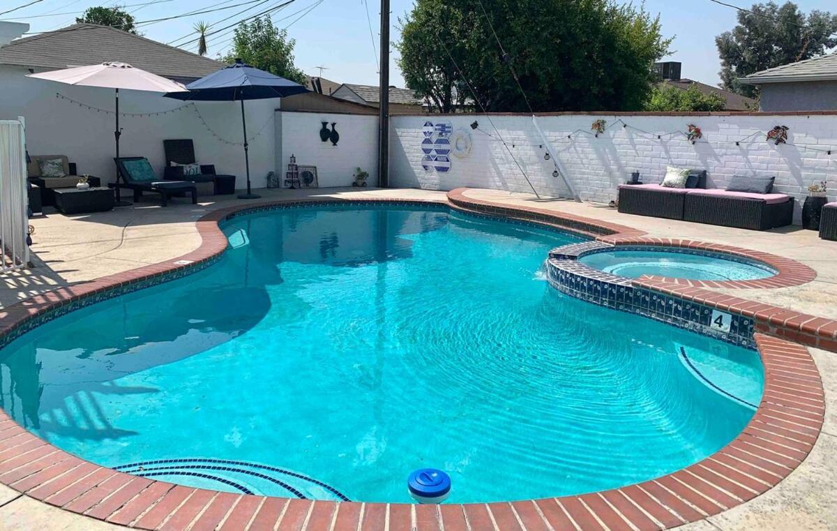 Tranquil Poolside Oasis With Bbq And Serene Ambiance Holiday home *